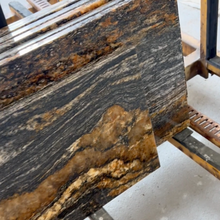 Pod&iacute;vejte se na kr&aacute;tk&eacute; video parapetů z př&iacute;rodn&iacute; žuly Magma Black, kter&eacute; jsou připraven&eacute; k odesl&aacute;n&iacute; na&scaron;emu z&aacute;kazn&iacute;kovi. 