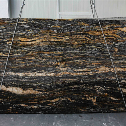 Deska př&iacute;rodn&iacute;ho kamene Magma Black. Zak&aacute;zkov&eacute; kamenictv&iacute; TONE OF STONE.