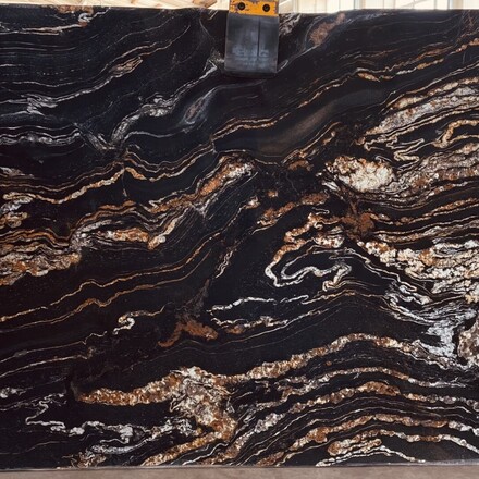 Deska přírodního kamene Black Fusion. Zakázkové kamenictví TONE OF STONE.