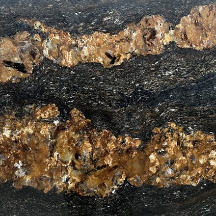 Detail přírodního kamene Black Fusion. Zakázkové kamenictví TONE OF STONE.