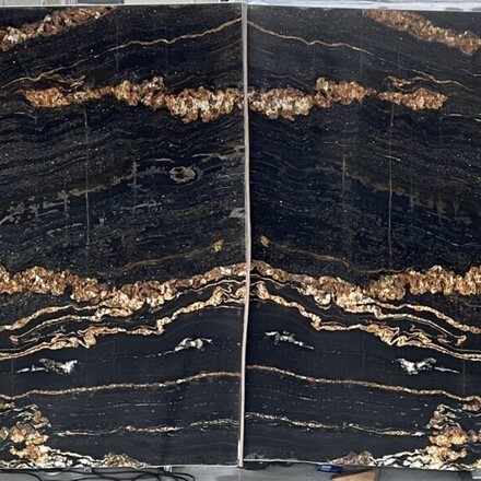 Bookmatch přírodního kamene Black Fusion. Zakázkové kamenictví TONE OF STONE.