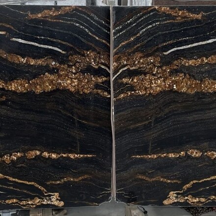 Bookmatch přírodního kamene Black Fusion. Zakázkové kamenictví TONE OF STONE.