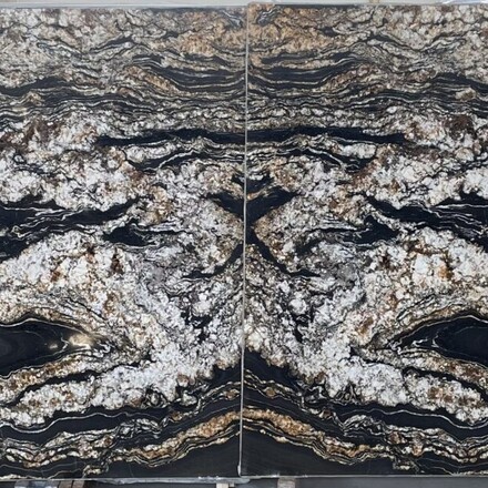 Bookmatch přírodního kamene Black Fusion. Zakázkové kamenictví TONE OF STONE.
