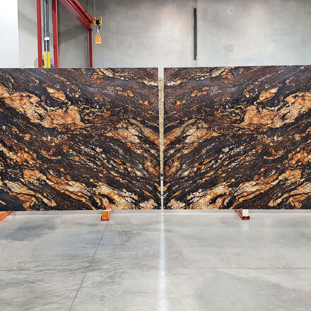 Bookmatch nebo takzvaná skladba do knihy přírodního kamene Magma Gold. Zakázkové kamenictví TONE OF STONE.