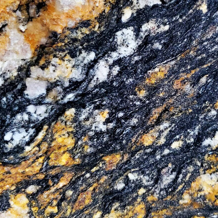 Detail přírodního kamene Magma Gold. Zakázkové kamenictví TONE OF STONE.