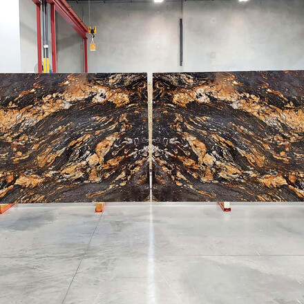 Bookmatch nebo takzvaná skladba do knihy přírodního kamene Magma Gold. Zakázkové kamenictví TONE OF STONE.