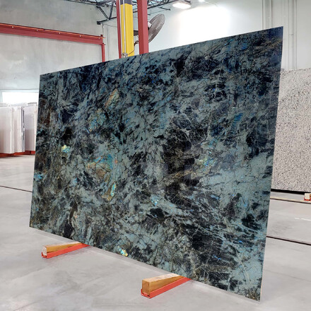 Žulov&aacute; deska v modr&eacute; barvě Labradorit Lemurian Blue