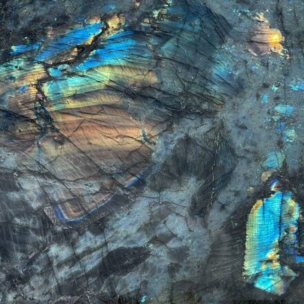 Kamenn&aacute; deska př&iacute;rodn&iacute;ho kamene Labradorit Lemurian Blue v modr&eacute; barvě - detail kresby