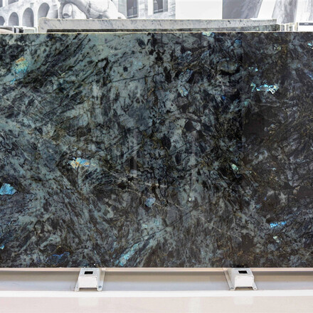 Kamenná deska Labradorit Lemurian Blue v modrém odstínu Kamenná deska Labradorit Lemurian Blue v modrém odstínu