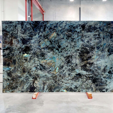 Žulová deska Labradorit Lemurian Blue v modro-zelené barvě s výraznou kresbou Žulová deska Labradorit Lemurian Blue v modro-zelené barvě s výraznou kresbou