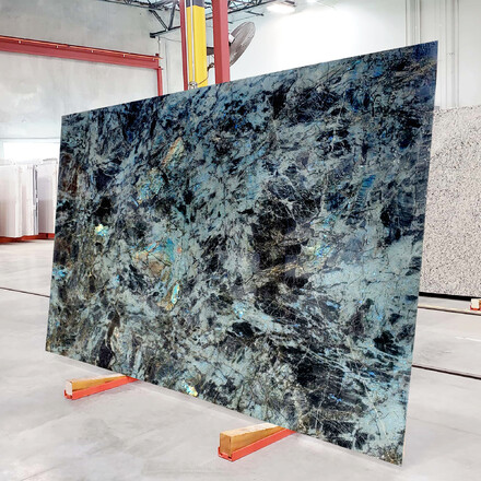 Kamenn&aacute; deska žuly Labradorit Lemurian Blue v modr&eacute; barvě