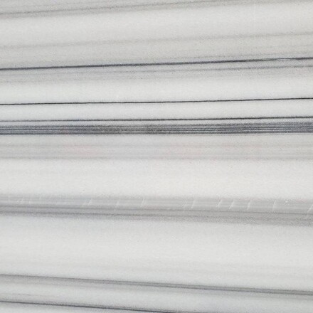 Detail př&iacute;rodn&iacute;ho mramoru Striato Olimpo. Zak&aacute;zkov&eacute; kamenictv&iacute; TONE OF STONE