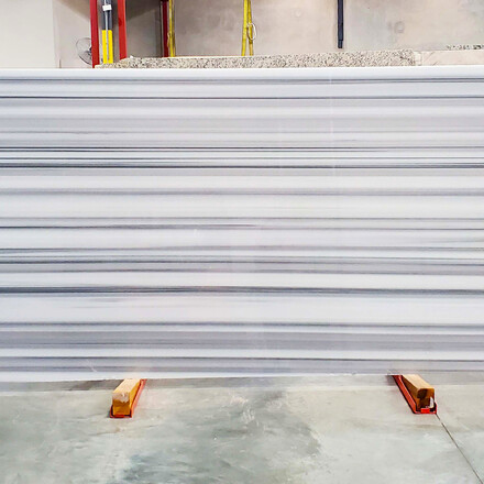 Př&iacute;rodn&iacute; mramor Striato Olimpo. Zak&aacute;zkov&eacute; kamenictv&iacute; TONE OF STONE