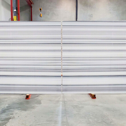 Bookmatch neboli tzv. skl&aacute;d&aacute;n&iacute; do knihy, př&iacute;rodn&iacute; mramor Striato Olimpo. Zak&aacute;zkov&eacute; kamenictv&iacute; TONE OF STONE