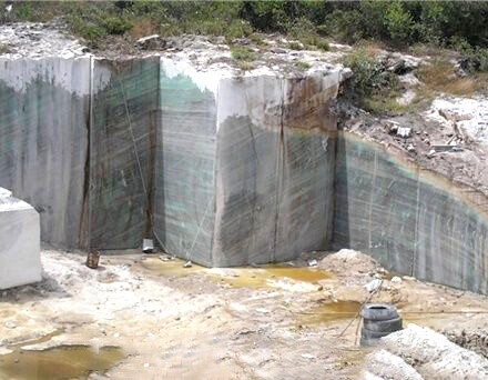 Těžba přírodního kamene - kvarcit JADORE, země původu Brazílie. Velkoformátové desky, kamenictví TONE OF STONE   