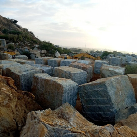 M&iacute;sto těžby př&iacute;rodn&iacute;ho kamene Verde Marine, zak&aacute;zkov&eacute; kamenictv&iacute; TONE OF STONE.