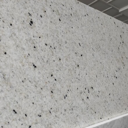 Kamenn&aacute; deska žuly Perfect White v b&iacute;l&eacute; barvě