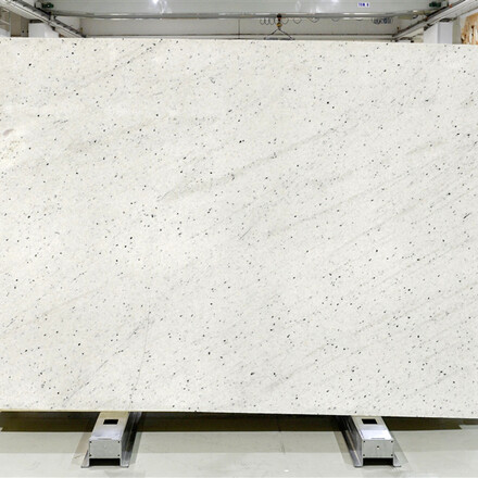 Bílá žula Perfect White - kamenná deska v bílé barvě s jemnou zrnitou strukturou Bílá žula Perfect White - kamenná deska v bílé barvě s jemnou zrnitou strukturou