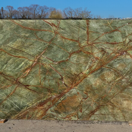 Kamenn&aacute; deska Rain Forest Green. Zak&aacute;zkov&eacute; kamenictv&iacute; TONE OF STONE