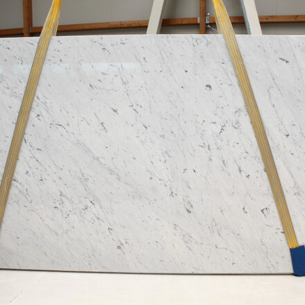 Mramorov&aacute; deska př&iacute;rodn&iacute;ho kamene Statuarietto v b&iacute;l&eacute; barvě s charakteristick&yacute;m &scaron;ed&yacute;m žilkov&aacute;n&iacute;m.