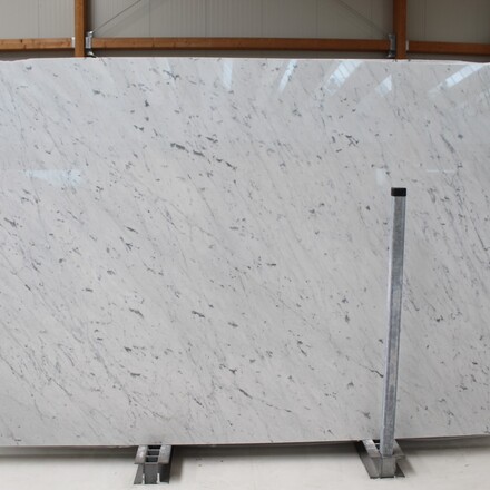 Kamenná deska bílého mramoru Statuarietto s jemnou šedou kresbou. Kamenná deska bílého mramoru Statuarietto s jemnou šedou kresbou.