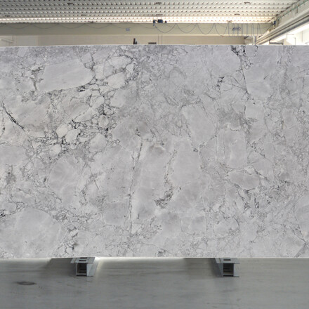 Kamenn&aacute; deska b&iacute;l&eacute;ho př&iacute;rodn&iacute;ho kamene Super White Calacatta