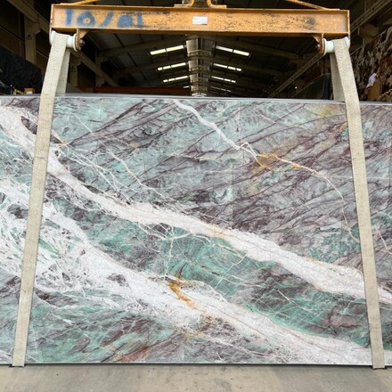 Kamenn&aacute; deska kvarcitu Vesuvio v zelen&eacute; barvě s v&yacute;razn&yacute;m b&iacute;l&yacute;m žilkov&aacute;n&iacute;m