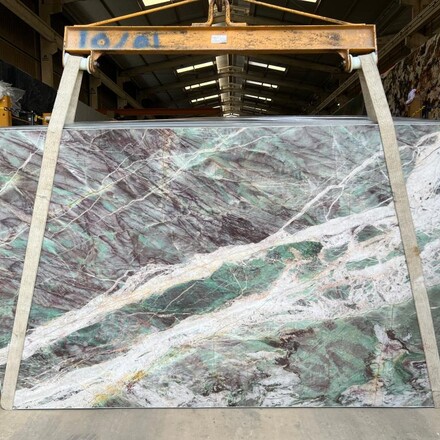 Kamenná deska zeleného kvarcitu Vesuvio s výraznou kontrastní kresbou Kamenná deska zeleného kvarcitu Vesuvio s výraznou kontrastní kresbou