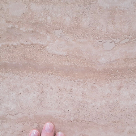 Kamenná deska Travertino Navona - plněná cementovým tmelem - detail kresby Kamenná deska Travertino Navona - plněná cementovým tmelem - detail kresby