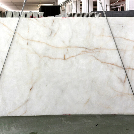 Diamond White - přírodní kvarcit, který skvěle doplní jakýkoliv prostor. Zakázkové kamenictví TONE OF STONE