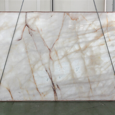 Prosvícený kvarcit Diamond White. Zakázkové kamenictví TONE OF STONE