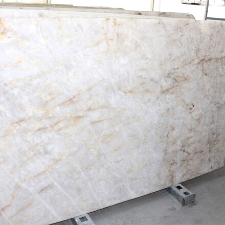 Deska kvarcitu Diamond White. Zakázkové kamenictví TONE OF STONE