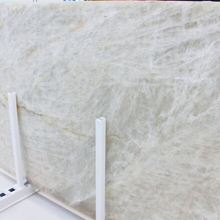 Deska kvarcitu Diamond White. Zakázkové kamenictví TONE OF STONE