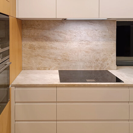 Instalace kuchyňsk&eacute; pracovn&iacute; desky, obložen&iacute; z&aacute;dov&eacute; desky za kuchyňskou linkou a kuchyňsk&eacute;ho ostrůvku z kvarcitu Taj Mahal. Zak&aacute;zkov&aacute; v&yacute;roba kamenictv&iacute; TONE OF STONE.  