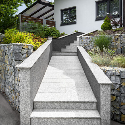 Realizace schodiště z přírodního kamene Padang Crystal. Zakázkové kamenictví TONE OF STONE