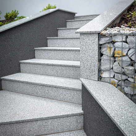 Realizace schodiště z přírodního kamene Padang Crystal. Zakázkové kamenictví TONE OF STONE