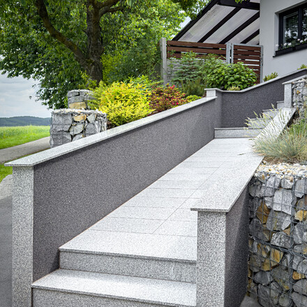 Realizace schodiště z přírodního kamene Padang Crystal. Zakázkové kamenictví TONE OF STONE