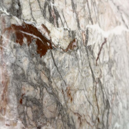 Detail žilkování přírodního kamene Fior di Pesco. Zakázkové kamenictví TONE OF STONE