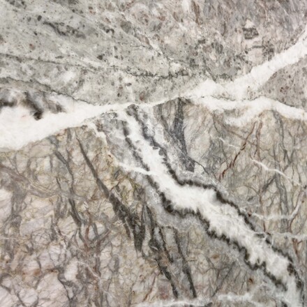 Detail kresby mramoru Fior di Pesco. Zakázkové kamenictví TONE OF STONE