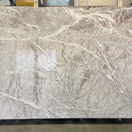 Deska z přírodního mramoru Fior di Pesco s jemným žilkováním. Zakázkové kamenictví TONE OF STONE