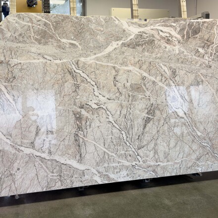 Deska z přírodního kamene Fior di Pesco. Zakázkové kamenictví TONE OF STONE