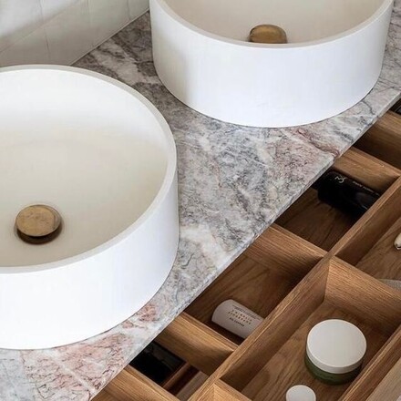 Umyvadlov&aacute; deska z př&iacute;rodn&iacute;ho kamene Fior di Pesco