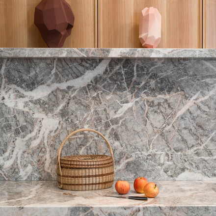 obklad stěny v kuchyni z mramoru Fior di Pesco
