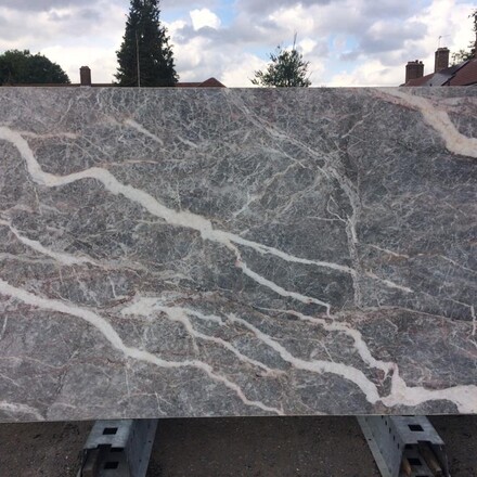 Mramorová deska Fior di Pesco. Zakázkové kamenictví TONE OF STONE