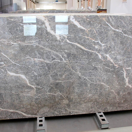 Italský mramor Fior di Pesco, charakteristický jemným šedým zbarvením a žilkováním. Zakázkové kamenictví TONE OF STONE