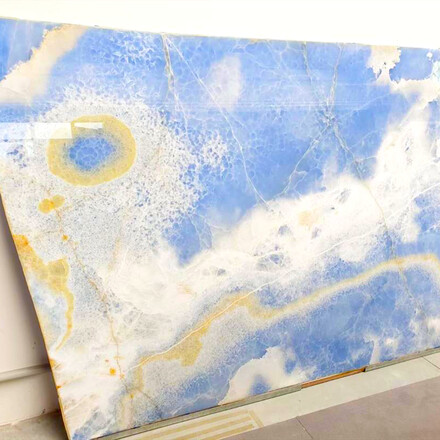 Onyxov&aacute; deska Onice Blue v modr&eacute; barvě s možnost&iacute; podsv&iacute;cen&iacute;