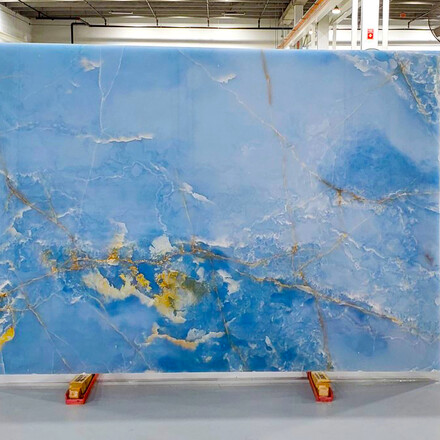 Onyx Onice Blue ve světle modré barvě s krystalickou strukturou, kterou je možné prosvítit Onyx Onice Blue ve světle modré barvě s krystalickou strukturou, kterou je možné prosvítit