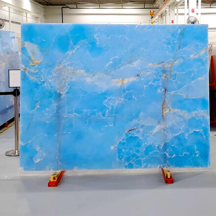 Onyxov&aacute; deska Onice Blue v modr&yacute;ch odst&iacute;nech s možnost&iacute; podsv&iacute;cen&iacute; 