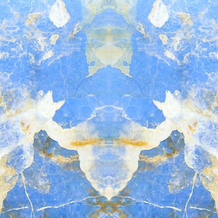 Kamenná deska onyxu Onice Blue složená technikou bookmatch Kamenná deska onyxu Onice Blue složená technikou bookmatch