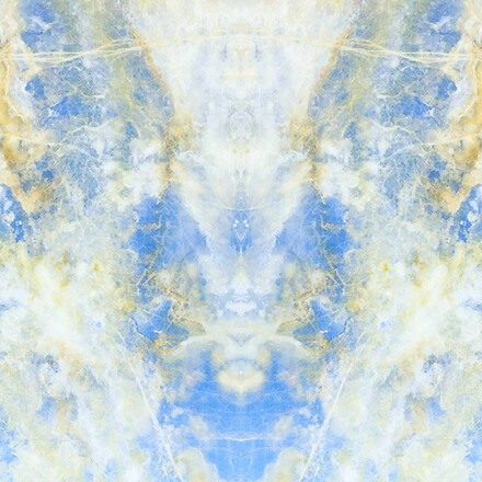 Onyxov&aacute; stěna složen&aacute; technikou bookmatch z př&iacute;rodn&iacute;ho kamene  Onice Blue 